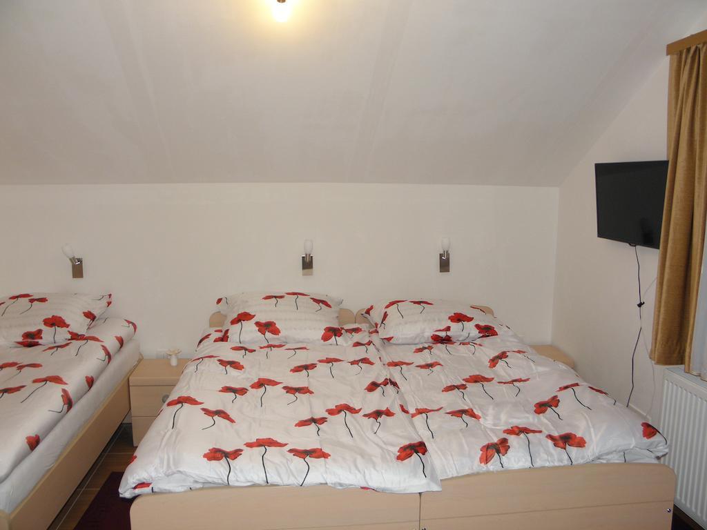 Hotel And Restaurant Ana Hrib-Loski Potok Екстер'єр фото