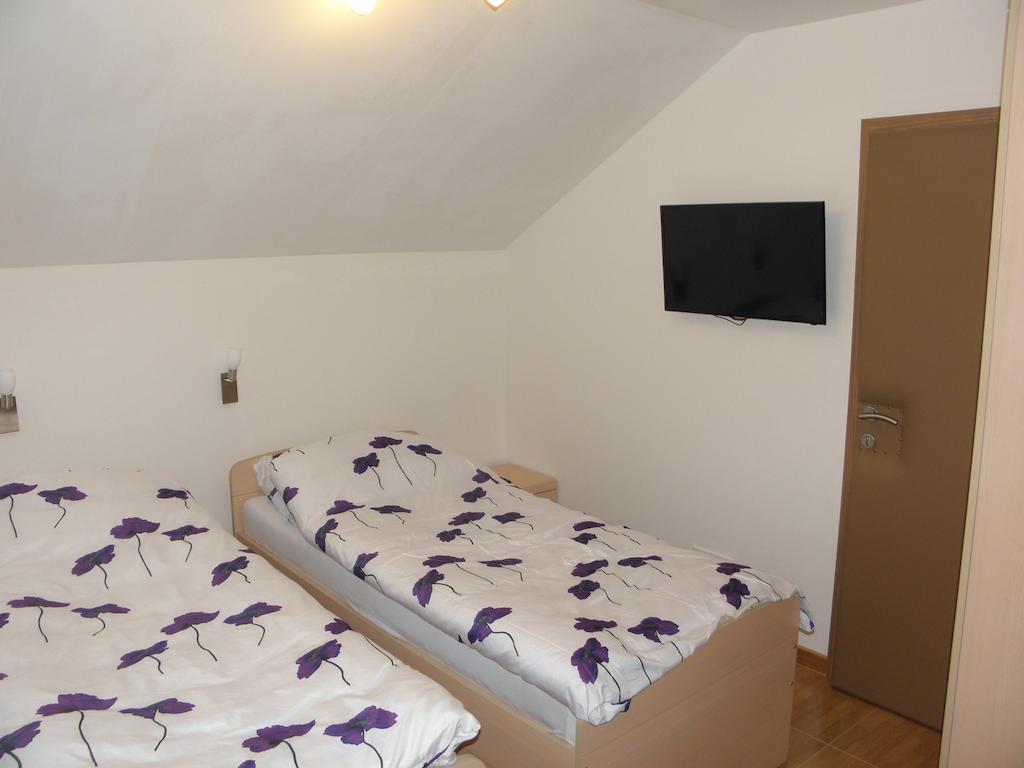 Hotel And Restaurant Ana Hrib-Loski Potok Екстер'єр фото